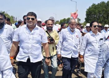 आंबा-काजू शेतकऱ्यांचा एल्गार; नुकसान भरपाईसाठी महामार्गावर रास्ता रोको