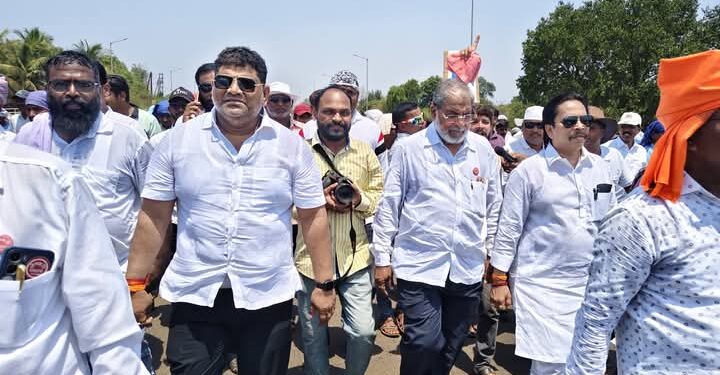 आंबा-काजू शेतकऱ्यांचा एल्गार; नुकसान भरपाईसाठी महामार्गावर रास्ता रोको