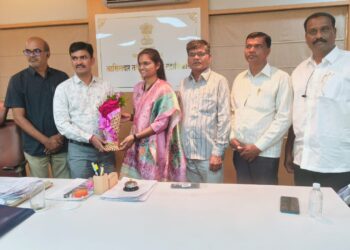 UPSC मध्ये १०६ वी रँक; नान्नज दुमालाची ऋतुजा गायकवाड IAS, तहसील कार्यालयात सत्कार