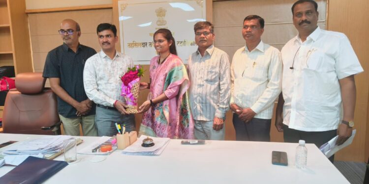 UPSC मध्ये १०६ वी रँक; नान्नज दुमालाची ऋतुजा गायकवाड IAS, तहसील कार्यालयात सत्कार