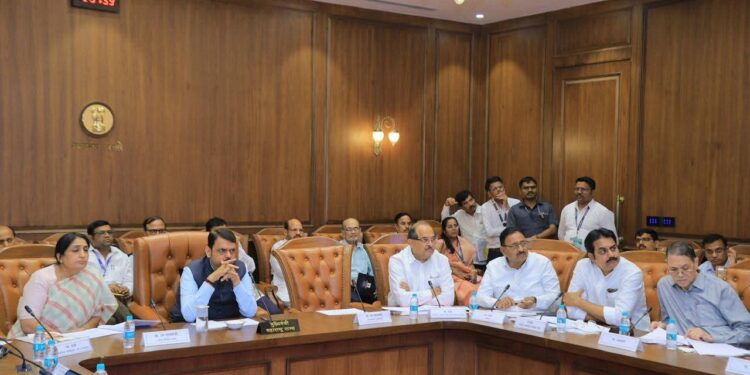 साखर उद्योगाच्या प्रश्नांवर मुख्यमंत्री देवेंद्र फडणवीस यांच्या उपस्थितीत उच्चस्तरीय बैठक