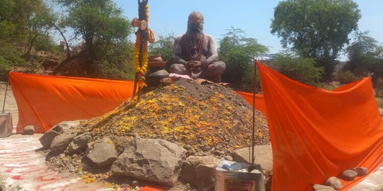 शिवना नदी पात्रात शिवानंद महाराजांची ४१ दिवसांची तपश्चर्या; मकरंदपुर येथे भाविकांची गर्दी