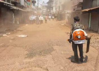 आजऱ्याच्या मुख्य बाजारपेठेतील रस्त्याचे काम युद्धपातळीवर सुरू