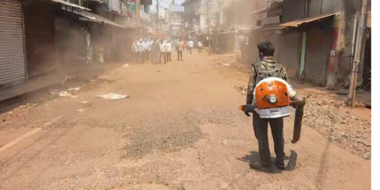 आजऱ्याच्या मुख्य बाजारपेठेतील रस्त्याचे काम युद्धपातळीवर सुरू