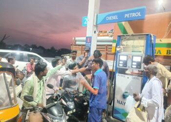 भोकरमध्ये इंधन टंचाईच्या अफवेने उडाली धांदल; पेट्रोल पंपांवर लांबच लांब रांगा