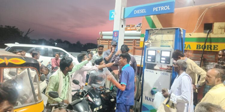 भोकरमध्ये इंधन टंचाईच्या अफवेने उडाली धांदल; पेट्रोल पंपांवर लांबच लांब रांगा