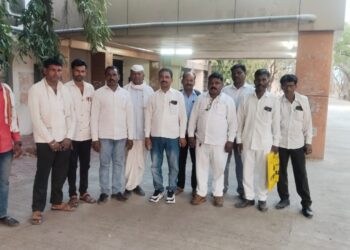 गाढे गव्हाणमध्ये सरकारी रस्ता अडवल्याचा आरोप; सरपंच व ग्रामसेवकांवर कारवाईची मागणी