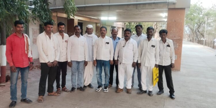 गाढे गव्हाणमध्ये सरकारी रस्ता अडवल्याचा आरोप; सरपंच व ग्रामसेवकांवर कारवाईची मागणी