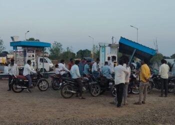 धोंदलगावात पेट्रोल संपण्याच्या अफवेने उसळली गर्दी; नागरिकांमध्ये संभ्रमाचे वातावरण