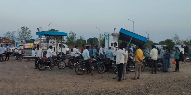 धोंदलगावात पेट्रोल संपण्याच्या अफवेने उसळली गर्दी; नागरिकांमध्ये संभ्रमाचे वातावरण