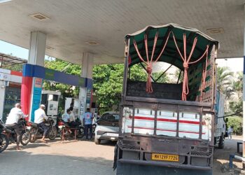 मलठणमध्ये पेट्रोल पंपावर गर्दी; अफवेमुळे नागरिकांमध्ये गोंधळ