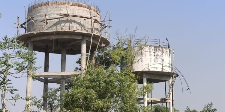 चातारी गावातील पाण्याच्या टाक्या धोकादायक; मोठ्या अपघाताची भीती, ग्रामस्थांची तातडीची दुरुस्तीची मागणी