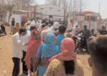 गॅससाठी लांबच लांब रांगा; टंचाईच्या चर्चेमुळे नागरिकांची तारांबळ