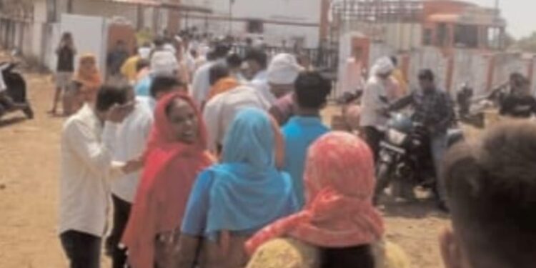 गॅससाठी लांबच लांब रांगा; टंचाईच्या चर्चेमुळे नागरिकांची तारांबळ