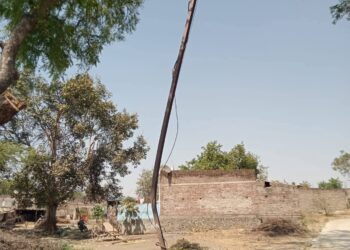 तडेगावातील दलित वस्तीत विद्युत खांब मोडकळीस; नागरिकांमध्ये भीतीचे वातावरण