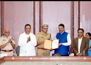 ई-गव्हर्नन्समध्ये अकोला पोलीसांचा डंका! पोलीस अधीक्षक अर्चित चांडक यांचा मुख्यमंत्री देवेंद्र फडणवीस यांच्या हस्ते सन्मान