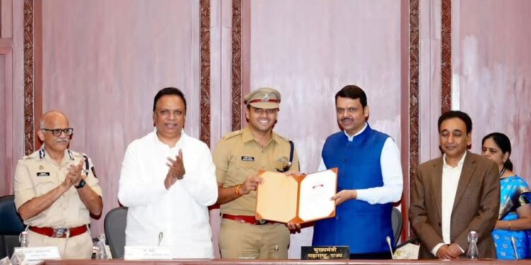अकोला पोलीस अधीक्षक कार्यालयाला ‘ई-गव्हर्नन्स’मध्ये राज्यात तृतीय क्रमांक; मुख्यमंत्री Devendra Fadnavis यांच्या हस्ते गौरव