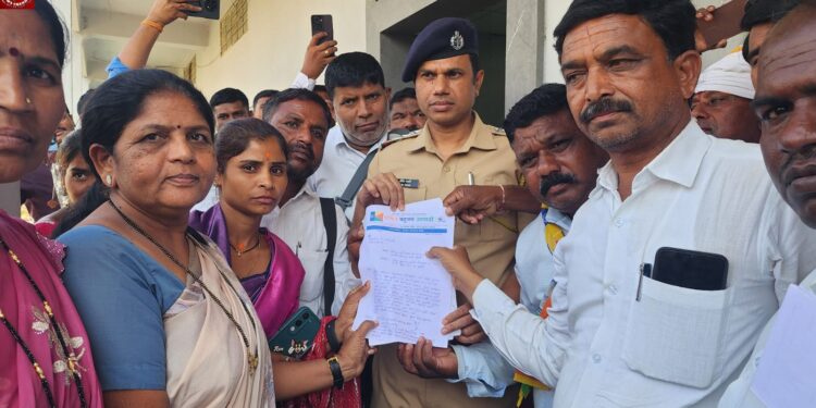 जालन्यात पारधी समाजातील महिला मारहाण प्रकरणी वंचित बहुजन आघाडीचे डी.वाय.एस.पी कार्यालयासमोर आंदोलन