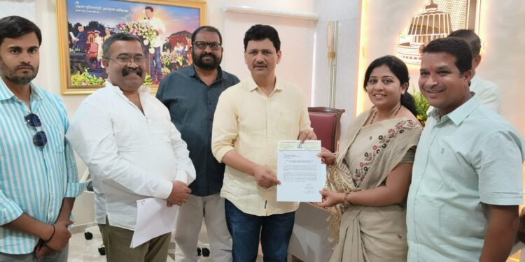 आजरा शहराच्या कचरा प्रश्नांसह विकासकामांसाठी पालकमंत्र्यांकडे निधीची मागणी