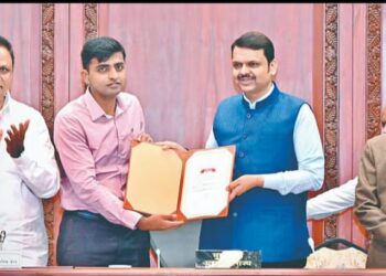 कोल्हापूर जिल्हाधिकारी अमोल येडगे यांचा मुख्यमंत्र्यांच्या हस्ते सन्मान