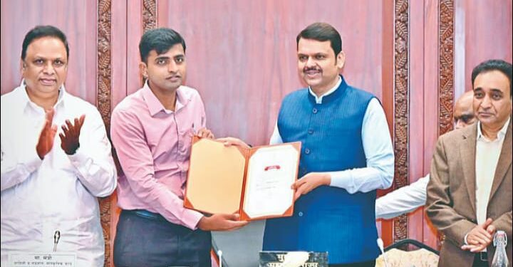 कोल्हापूर जिल्हाधिकारी अमोल येडगे यांचा मुख्यमंत्र्यांच्या हस्ते सन्मान