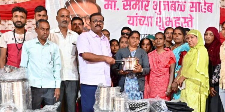 विंचूर येथे बांधकाम कामगारांचा मेळावा; सुरक्षा व भांडी किटचे वाटप