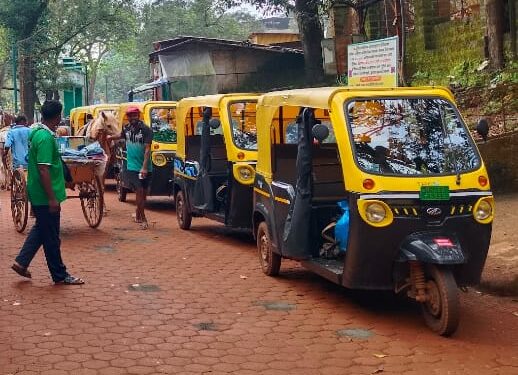 माथेरानमध्ये ई-रिक्षा चालकांवर संताप; प्रवाशांना वेठीस धरू नका, नागरिकांची मागणी