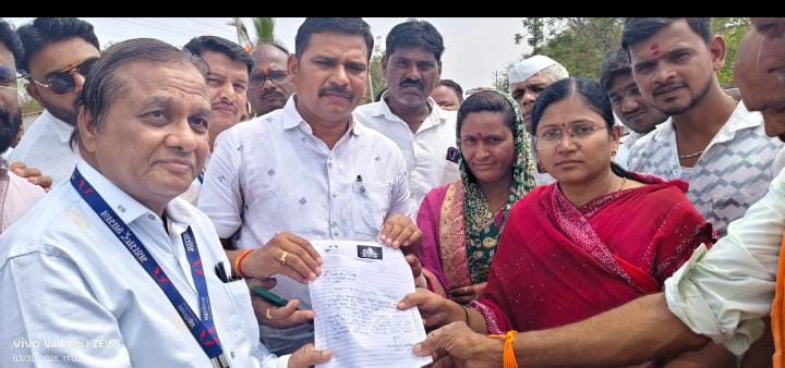 जवळा स्टेशन परिसरातील वीज समस्येवर रस्ता रोको; १५ एप्रिलपर्यंत तोडगा न निघाल्यास तीव्र आंदोलनाचा इशारा