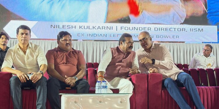 शेलघर येथील एम जी ट्रॉफीला निलेश कुलकर्णी यांच्या उपस्थितीने चार चांद