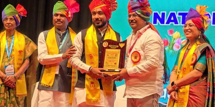 डॉ. रोहित परीट यांना राज्यस्तरीय ‘आदर्श शिक्षक पुरस्कार’; पुण्यात भव्य सन्मान
