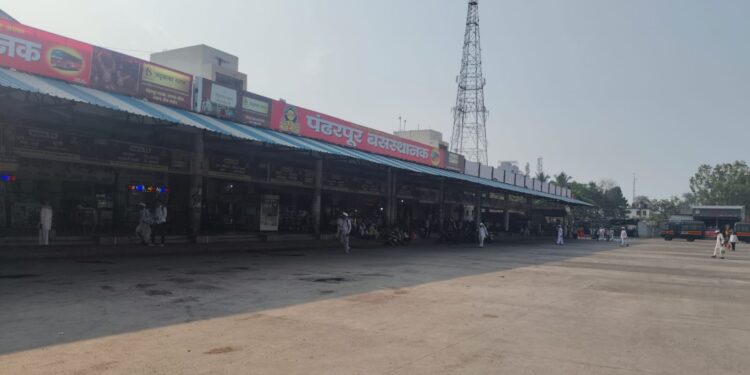 पंढरपूरमध्ये तात्पुरत्या बस स्थानक स्थलांतरामुळे वारकऱ्यांचे हाल