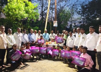 वाढदिवसानिमित्त विद्यार्थ्यांना मच्छरदाणी वाटप; अंजनगावात सामाजिक उपक्रम