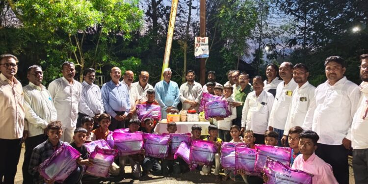 वाढदिवसानिमित्त विद्यार्थ्यांना मच्छरदाणी वाटप; अंजनगावात सामाजिक उपक्रम