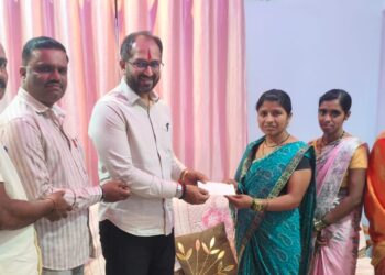 सर्पदंशामुळे पशुधन गमावलेल्या कानोलीतील कुटुंबाला मदतीचा हात; चेतन नरके यांची १० हजारांची मदत