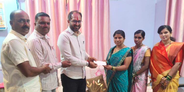 सर्पदंशामुळे पशुधन गमावलेल्या कानोलीतील कुटुंबाला मदतीचा हात; चेतन नरके यांची १० हजारांची मदत