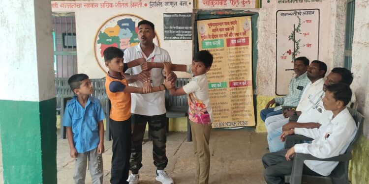 जि.प. केंद्रीय प्राथमिक शाळा पानचिंचोली येथे विद्यार्थ्यांना आपत्ती व्यवस्थापनाचे धडे