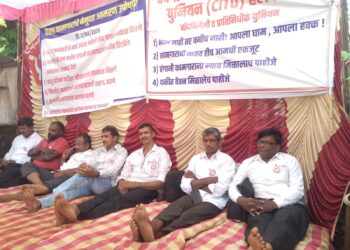 दौलत कारखाना कामगारांचा एल्गार; थकीत पगारासाठी चंदगडमध्ये आमरण उपोषण सुरू