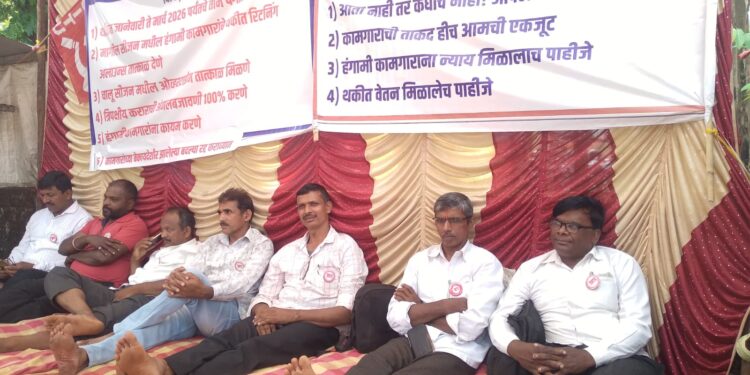 दौलत कारखाना कामगारांचा एल्गार; थकीत पगारासाठी चंदगडमध्ये आमरण उपोषण सुरू