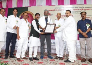 शिक्षण महर्षी स्व. बाबासाहेब (भाऊ) आकात स्मृती पुरस्काराने नागराज मंजुळे यांचा सन्मान