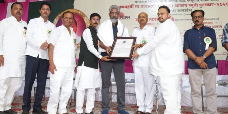 शिक्षण महर्षी स्व. बाबासाहेब (भाऊ) आकात स्मृती पुरस्काराने नागराज मंजुळे यांचा सन्मान