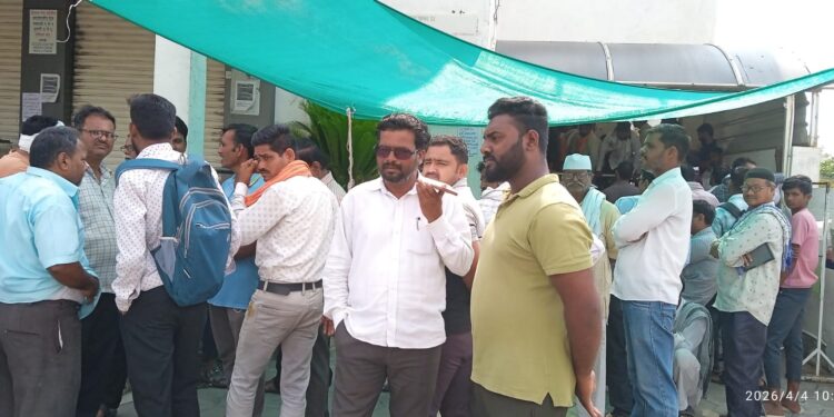 दर्यापूरमध्ये शीतल गॅस एजन्सीवर संताप; वितरणातील अनियमिततेवर कारवाईची मागणी