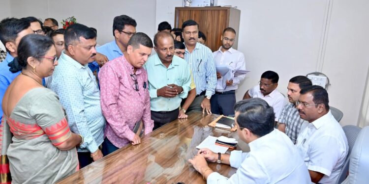 पालकमंत्री संपर्क कार्यालयात नागरिकांशी संवाद; विविध प्रश्नांवर दिली दखल