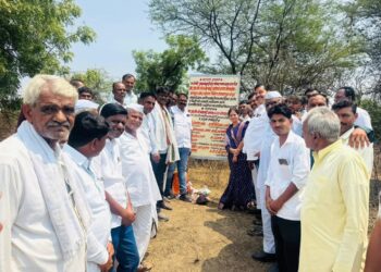 मातोश्री ग्राम समृद्धी योजनेतून १.६० कोटींचा निधी; ताड पिंपळगाव-शेवता शिवार रस्त्याच्या खडीकरण कामाचा थाटात शुभारंभ