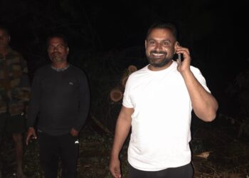 हरि अण्णा जाधव यांची तत्परता; अवकाळी पावसात पडलेली झाडे हटवून वाहतूक सुरळीत