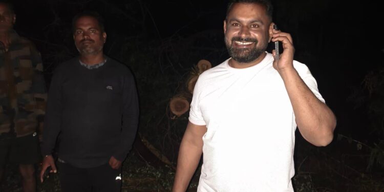 हरि अण्णा जाधव यांची तत्परता; अवकाळी पावसात पडलेली झाडे हटवून वाहतूक सुरळीत