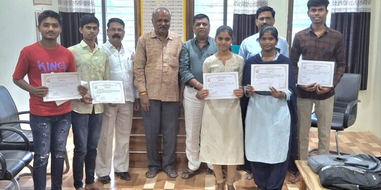 के.के.एम महाविद्यालयात स्पर्धा परीक्षा बक्षीस वितरण समारंभ उत्साहात