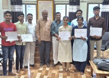 के.के.एम महाविद्यालयात स्पर्धा परीक्षा बक्षीस वितरण समारंभ उत्साहात