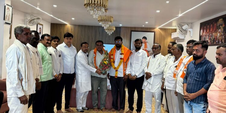 बोरगव्हाण येथील माजी सरपंचांसह तीन जणांचा शिवसेना (शिंदे गट) मध्ये जाहीर प्रवेश