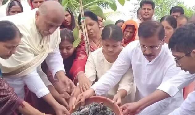 वृक्षवल्ली आम्हा सोयरे! आयएएस तुकाराम मुंढे यांचा पर्यावरणपूरक आदर्श; आईच्या अस्थींवर ‘स्मृती वृक्ष’ रोपण