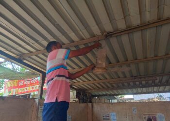 सोशल मीडियावरील व्हायरल व्हिडिओची दखल; शहादा बस स्थानकावर पंखे बसवण्याचे काम युद्धपातळीवर सुरू